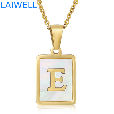 Collier de lettres 3D en acier inoxydable simple 15*12 mm Collier de lettres en titane pour femme