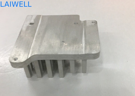 Métal de commande numérique par ordinateur de presse de poinçon emboutissant le radiateur électronique de usinage en aluminium de pièces